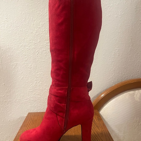 Knee-high red suede platform boots - Picture 6 of 12